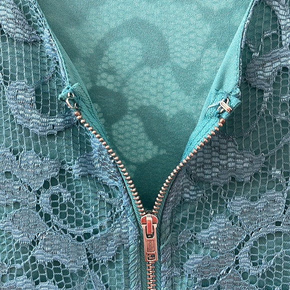 Guess 3/4 sleeve Lace Dress - Picture 4 of 6